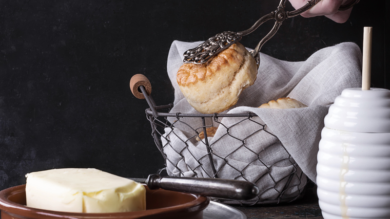 Seguí el paso a paso y obtené unos scones de queso dorados y deliciosos.