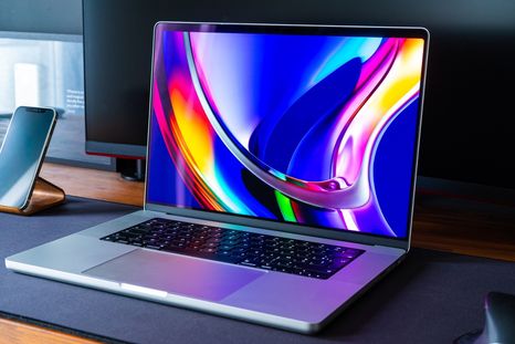 Apple evalúa llevar pantallas táctiles OLED a sus MacBook Pro en 2027, un cambio que divide a analistas y fanáticos. Apple evalúa llevar pantallas táctiles OLED a sus MacBook Pro en 2027, un cambio que divide a analistas y fanáticos.