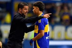 Fernando Gago le da indicaciones al Changuito Zeballos. El delantero forma parte de la convocatoria para el duelo de mañana por la novena fecha del Apertura. Foto: Archivo