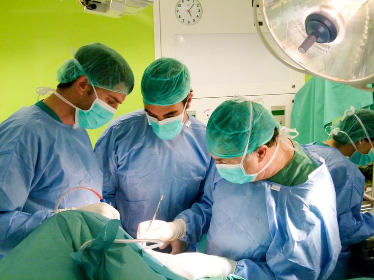 Los médicos quedaron asombrados por lo que le sacaron del estómago a la nena