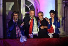 Mario Bergara (2º por la izquierda) celebra su victoria electoral en la intendencia de Montevideo. Foto: Dpa.