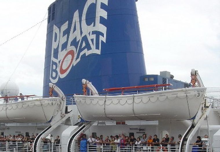 El Peace Boat, en Cuba. Foto: Macalester.edu