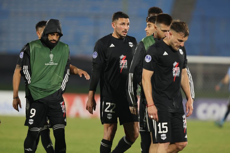 Deportivo Riestra tuvo una noche de terror en Montevideo.