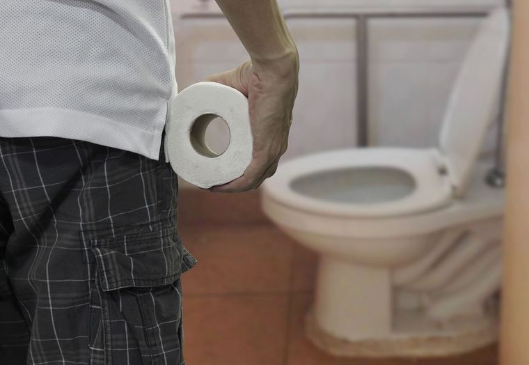 El joven no toleró que su madre le prohibiera el uso en exceso del papel higiénico