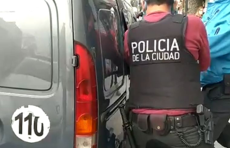 Forzaron la puerta Los agentes debieron romper la puerta para rescatar al menor.