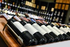 El ladrón quedó detenido luego de robar una vinería en la ciudad de Córdoba y quedarse dormido luego de probar la mercadería. Foto: shutterstock