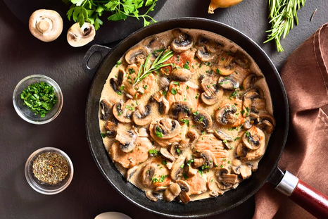 Descubre cómo hacer pechuga de pollo con salsa de Champiñones en casa Foto: Shutterstock