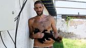 Nicolás Gil Pereg en su casa con uno de los gatos con los que vivía. Nicolás Gil Pereg en su casa con uno de los gatos con los que vivía.