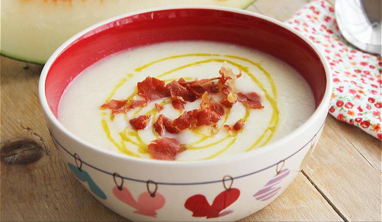 Esta receta combina sabores dulces y salados, una mezcla muy popular en la cocina española. Esta receta combina sabores dulces y salados, una mezcla muy popular en la cocina española.