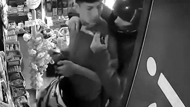 Los ladrones amedrentaron a un joven al ponerle un cuchillo en el cuello. Ocurrió en La Plata.