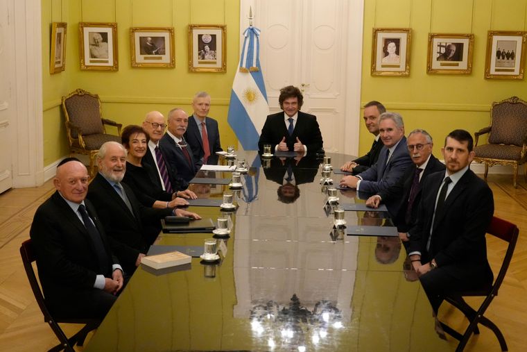 Milei, Adorni, Quirno y Lugones con empresarios y autoridades de la comunidad judía Milei, Adorni, Quirno y Lugones con empresarios y autoridades de la comunidad judía