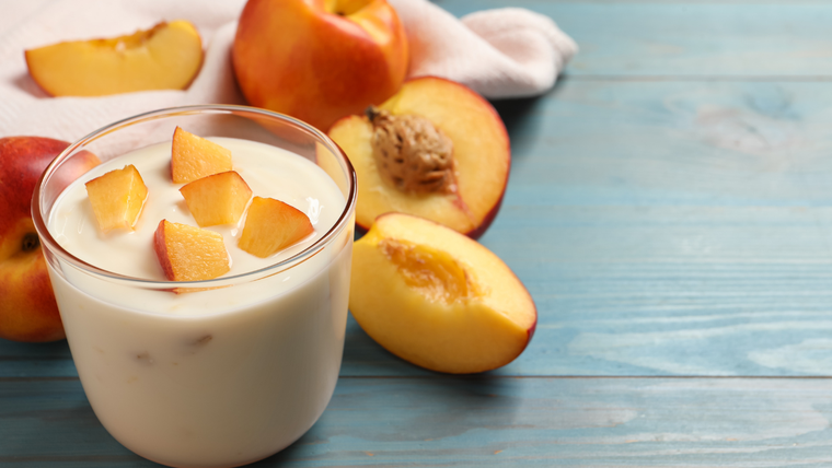 Muchas versiones de esta receta de yogur con duraznos incluyen granola para sumar crocancia. Muchas versiones de esta receta de yogur con duraznos incluyen granola para sumar crocancia.