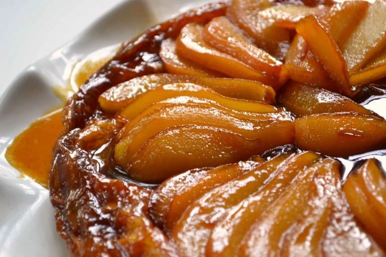 Cómo hacer tarta tatin de peras al caramelo paso a paso.