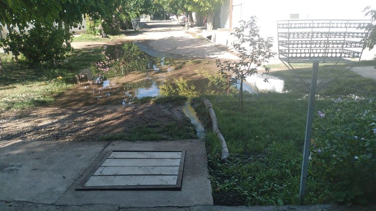 Vecinos de Rodeo de la Cruz denuncian que están viviendo con un lago en las veredas y la calle. Foto: Gentileza