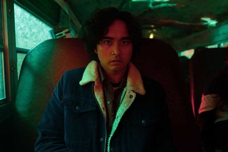 Simon (Kristian Ventura) intenta descubrir cómo sucedió el accidente del colectivo en la puerta de la escuela. Simon (Kristian Ventura) intenta descubrir cómo sucedió el accidente del colectivo en la puerta de la escuela.