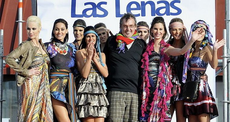 Benito Fernández rodeado de las bellísimas modelos, al término de la presentación. Foto: Gentileza