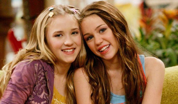 Emily Osment junto a Miley Cyrus, en los tiempos de la icónica serie Hannah Montana.