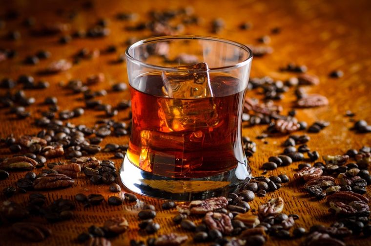 El café y el whisky son dos sabores que coquetean desde tiempos inmemoriales. Foto: MyRecipes - https://www.myrecipes.com/extracrispy/whiskey-coffee-jim-beam-vanilla