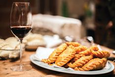 25 de mayo: algunos vinos recomendados para las empanadas, el locro y los pastelitos