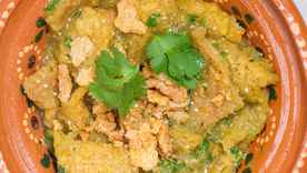 Aunque la receta suele prepararse con chicharrón prensado, en algunos estados de México se utiliza chicharrón duro, que se ablanda con la salsa, dando una textura diferente pero igualmente deliciosa.