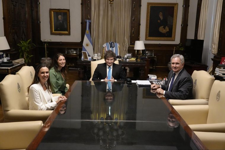 El presidente Javier Milei se reunió con la activista antichavista Elisa Trotta en la Casa Rosada, también estuvieron el canciller Pablo Quirno y la diputada Sabrina Ajmechet.