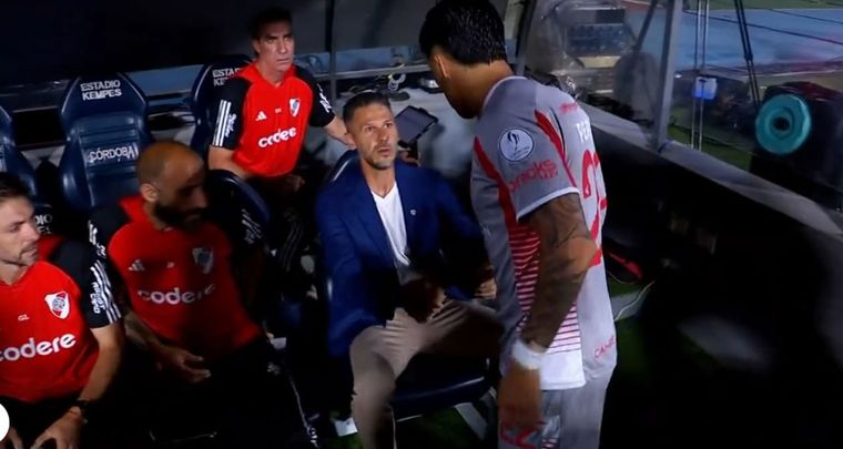 Demichelis y el frío saludo a Enzo Pérez. Foto: Captura