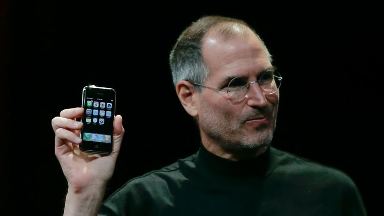 Steve Jobs presenta el primer dispositivo multitáctil que revoluciona la historia de la tecnología personal. Steve Jobs presenta el primer dispositivo multitáctil que revoluciona la historia de la tecnología personal.