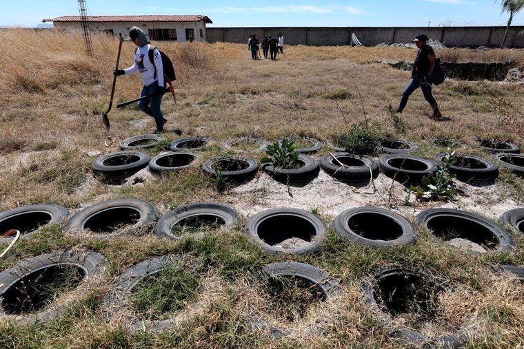 El terreno estaba dispuesto para realizar entrenamiento físico, pero los buscadores de desaparecidos encontraron indicios de fosas clandestinas.