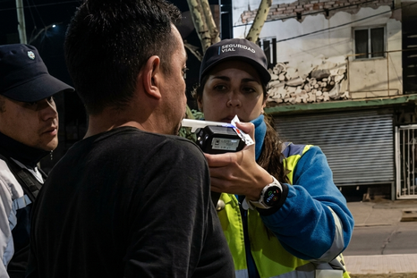 El hecho ocurrió en San Martín durante un operativo de la ANSV. El conductor admitió haber tomado fernet antes de manejar y quedó demorado. El hecho ocurrió en San Martín durante un operativo de la ANSV. El conductor admitió haber tomado fernet antes de manejar y quedó demorado.