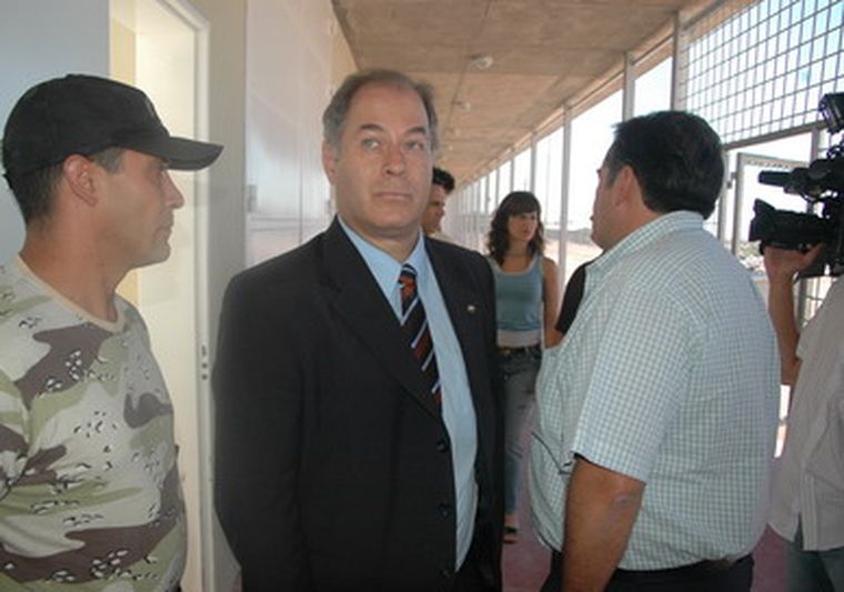 Castiñeira de Dios el día de los primeros traslados a finales del 2006. De costado el Ministro de Gobierno, Sergio Marinelli Foto: Gobernación