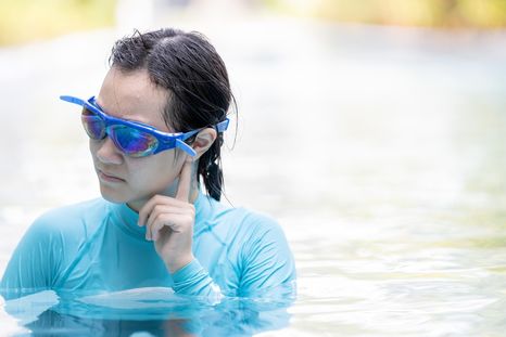La otitis externa es común en quienes pasan horas en la pileta en verano. Foto: Shutterstock La otitis externa es común en quienes pasan horas en la pileta en verano. Foto: Shutterstock