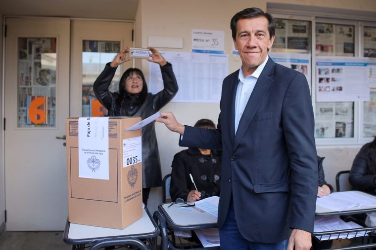 Carlos Sadir, de Jujuy, se expresó luego de que otros mandatarios provinciales alertaran por las eventuales complicaciones para cumplir con los pagos de aguinaldos Foto: Twitter @carlossadirjuy