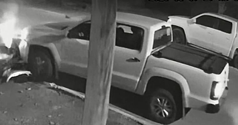 El conductor de la camioneta huyó tras el choque Foto: Imágenes capturadas por cámaras de seguridad