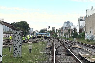 MDZol | Así quedó la formación del tren Sarmiento cruzada sobre las vías