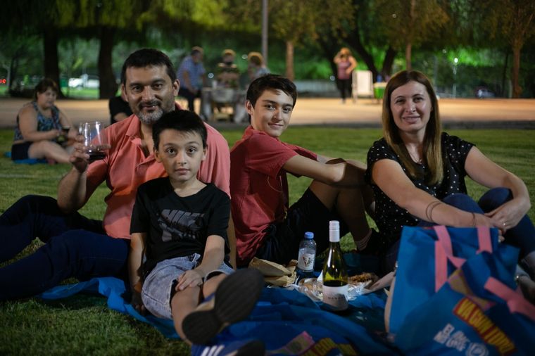 Una familia disfrutando una noche mendocina.