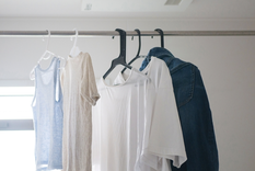 Hay un truco casero aún mejor que colgar la ropa en el vapor del baño Foto: Shutterstock