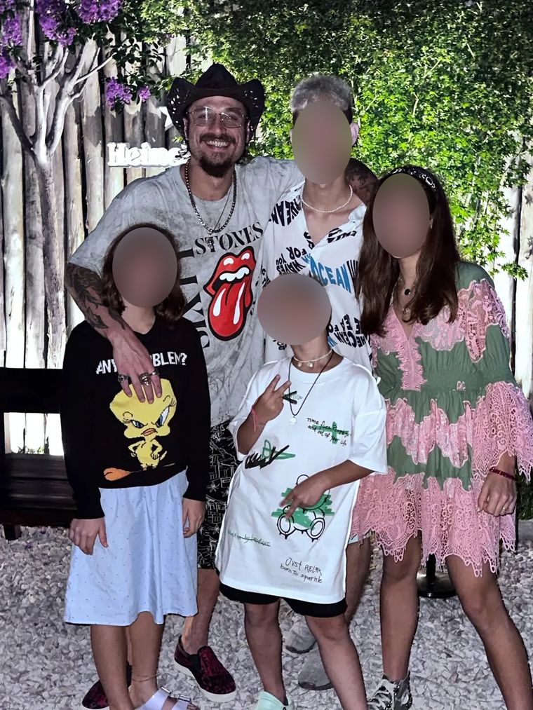 La foto que generó gran revuelo en redes sociales, en la que se lo ve a Daniel Osvaldo con sus hijos e hijas. La foto que generó gran revuelo en redes sociales, en la que se lo ve a Daniel Osvaldo con sus hijos e hijas.