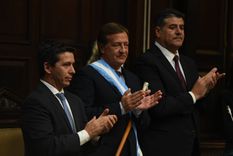 El gobernador Rodolfo Suarez junto al vicegobernador Mario Abed (a su izquierda) y el presidente de la Cámara de Diputados, Andrés Lombardi, quienes se encargarán de llevar adelante las gestiones para que avance el Presupuesto 2023 Foto: Maximiliano Ríos/MDZ