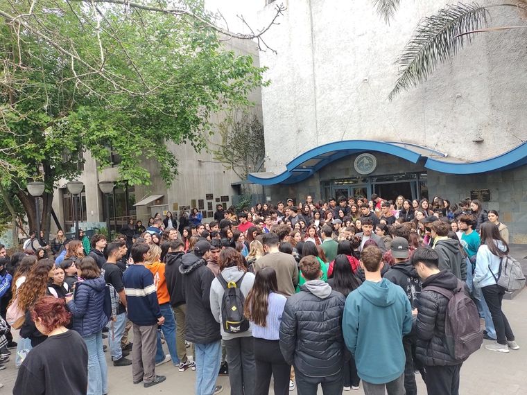 Los estudiantes de la Universidad del Aconcagua organizaron una sentada para reclamar los aumentos de cuota Foto: Gentileza