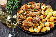 Cocina como un chef: receta impecable de conejo al ajillo Foto: Shutterstock