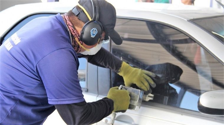 El grabado de las autopartes es uno de los pasos más costosos a la hora de vender un vehículo Foto: Archivo. Ilustrativa.