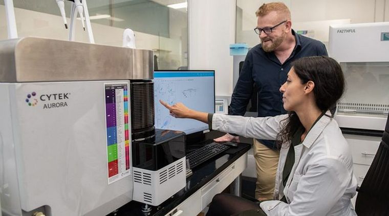 Gabriel Rabinovich y Ada Blidner, director y primera autora del trabajo que investiga el freno a los tumóres para pacientes con cáncer. Foto: CONICET 