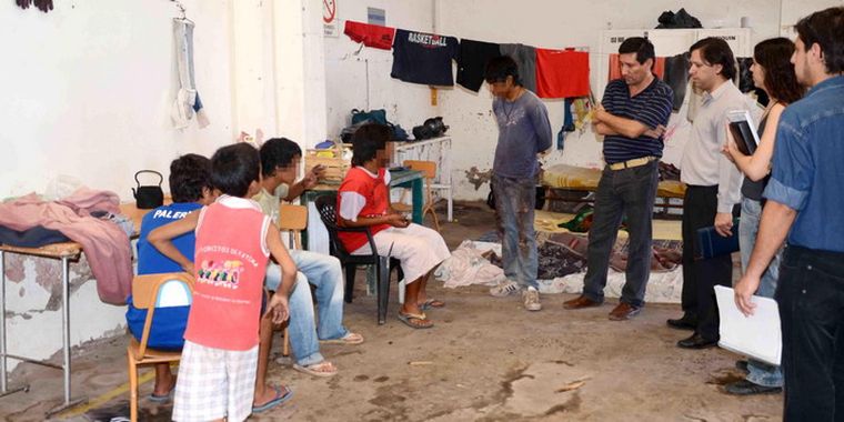 Instantes en que era inspeccionada la finca. Foto: Prensa Gobierno de Mendoza
