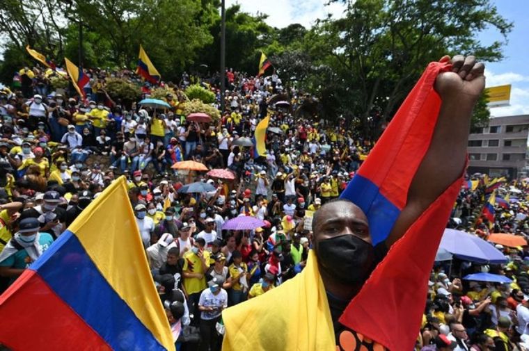Miles de ciudadanos en Colombia han salido a las calles para exigir un cambio. Foto: GETTY IMAGES