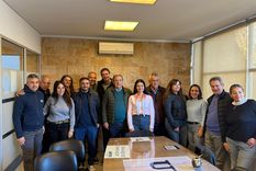 Congreso del PJ. Emir Félix rodeado de los intendentes peronistas Fernando Ubieta, Matías Stevanato, Emir Andraos, Flor Destéfanis, Edgardo González y Omar Félix.