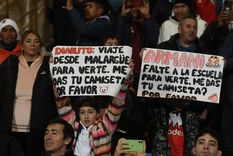 Los carteles de los hinchas de River a Echeverri y Armani. Foto: Alfredo Ponce/MDZ