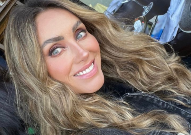 Anahí fue golpeada en el rostro por un objeto que le arrojaron desde el público.