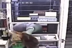 La kiosquera logró frustrar un intento de robo utilizando sus habilidades de “kick boxing” Foto: captura video