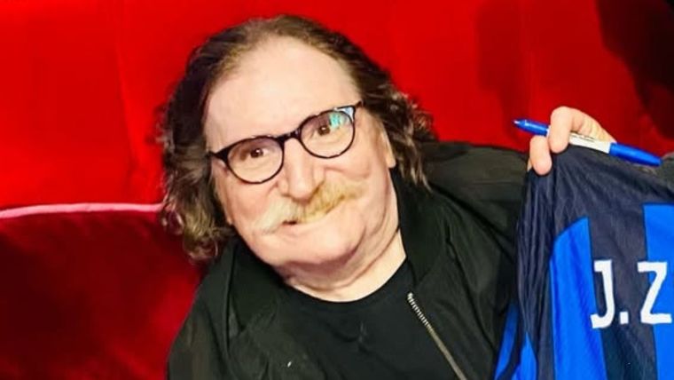 Los médicos optaron por una cirugía abierta para no comprometer los pulmones del artista durante la anestesia. / Instagram @charlygarcia