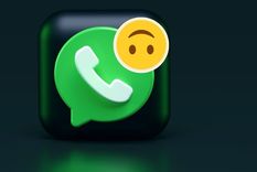 WhatsApp, emoji, carita al revés Fuente: Pinterest